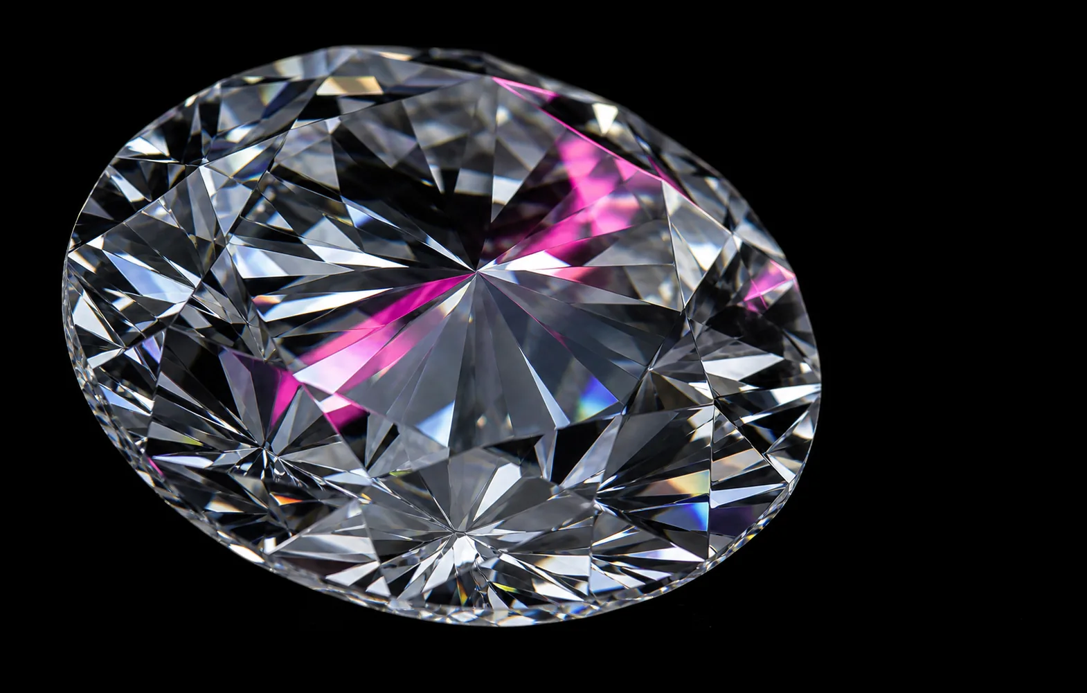 Macrofotografia illustrativa delle faccette di un diamante sciolto