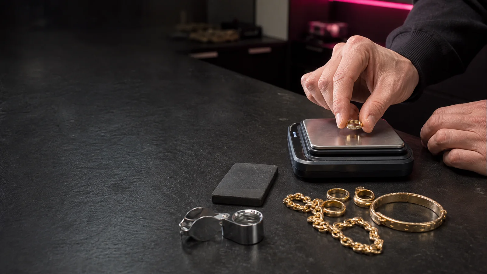 Valutazione di un anello d'oro su una bilancia di precisione, immagine illustrativa