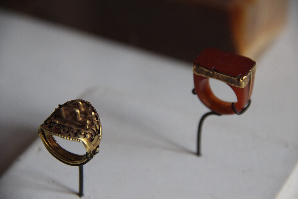 Anelli in oro di diverse fatture, immagine illustrativa dell'acquisto di anelli e fedi usati