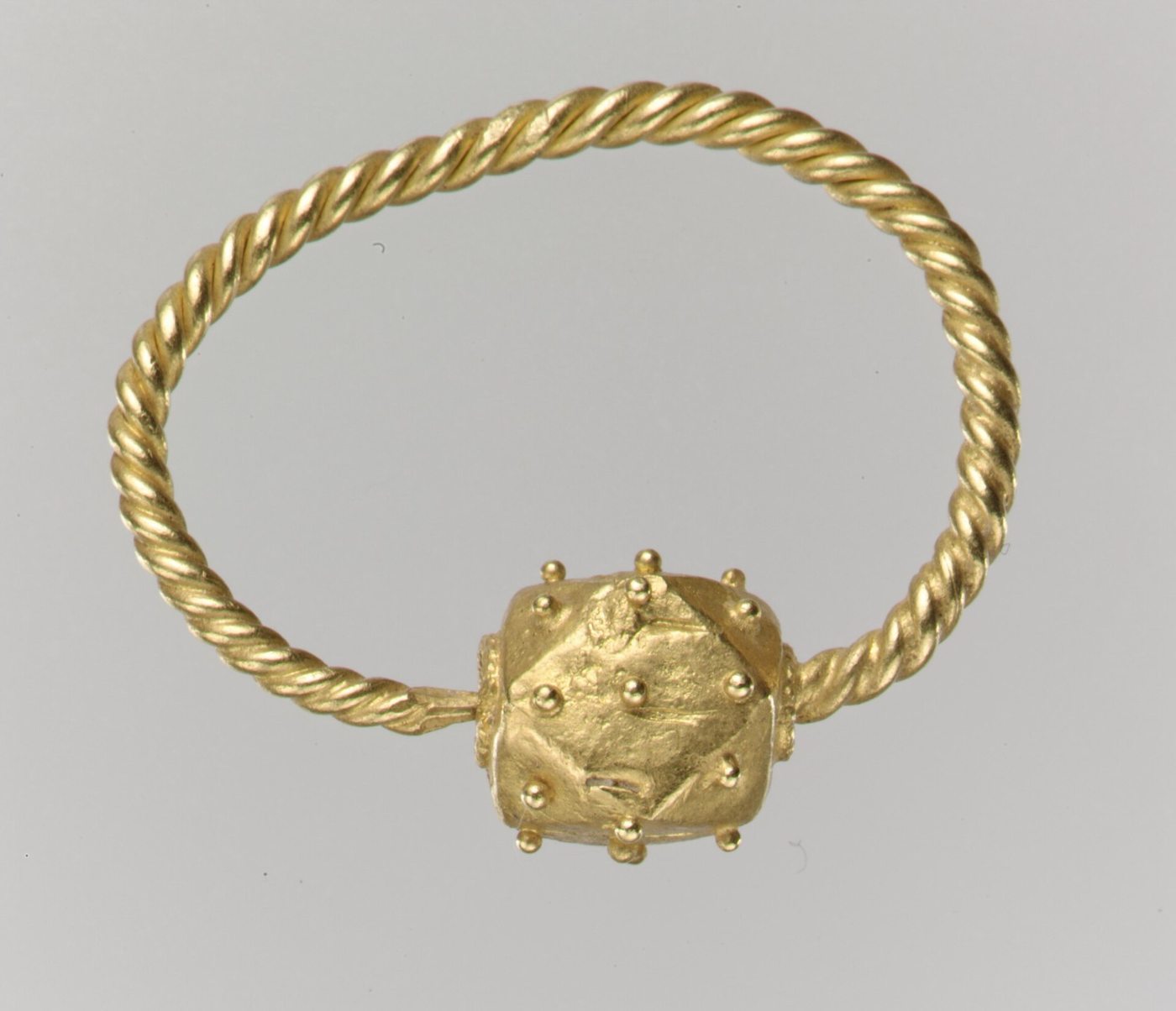 Bracciale in oro ritorto, fotografato per l'acquisto di gioielli usati a Genzano